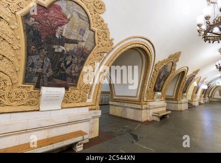 MOSCA - 4 MAGGIO 2013: Interno della stazione della metropolitana Kievskaya di notte a Mosca, Russia. La stazione della metropolitana Kievskaya è un bellissimo monumento di Foto Stock