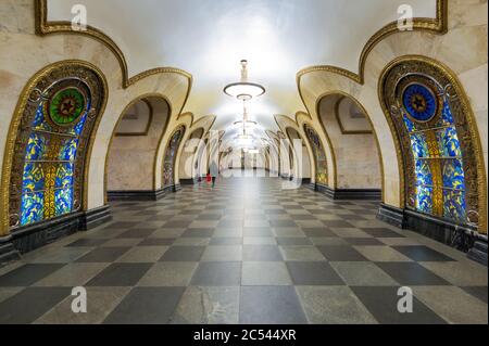 MOSCA - 4 MAGGIO 2013: La stazione della metropolitana Novoslobodskaya di notte a Mosca, Russia. La stazione della metropolitana Novoslobodskaya è un bellissimo monumento di Foto Stock