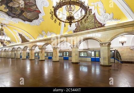 MOSCA - 4 MAGGIO 2013: Treno alla stazione della metropolitana Komsomolskaya di notte a Mosca, Russia. La stazione della metropolitana Komsomolskaya è un grande monumento di Foto Stock