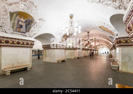 MOSCA - 4 MAGGIO 2013: La stazione della metropolitana Kievskaya a Mosca, Russia. La stazione della metropolitana Kievskaya è un bellissimo monumento dell'epoca sovietica. Foto Stock