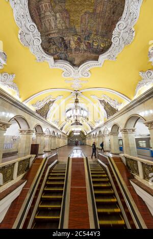 MOSCA - 4 MAGGIO 2013: La stazione della metropolitana Komsomolskaya di notte a Mosca, Russia. La stazione della metropolitana Komsomolskaya è un grande monumento del Sovi Foto Stock