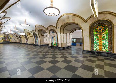 MOSCA - 4 MAGGIO 2013: La stazione della metropolitana Novoslobodskaya di notte a Mosca, Russia. La stazione della metropolitana Novoslobodskaya è un bellissimo monumento di Foto Stock