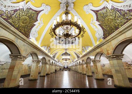 MOSCA - 4 MAGGIO 2013: La stazione della metropolitana Komsomolskaya di notte a Mosca, Russia. La stazione della metropolitana Komsomolskaya è un grande monumento del Sovi Foto Stock