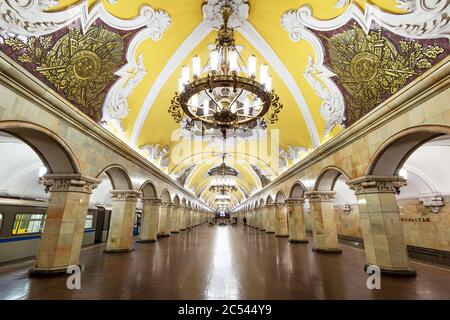 MOSCA - 4 MAGGIO 2013: Treno alla stazione della metropolitana Komsomolskaya di notte a Mosca, Russia. La stazione della metropolitana Komsomolskaya è un grande monumento di Foto Stock