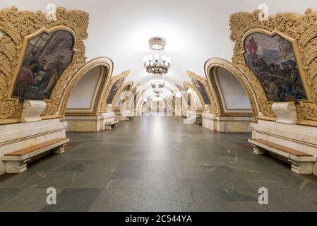 MOSCA - 4 MAGGIO 2013: La stazione della metropolitana Kievskaya di notte a Mosca, Russia. La stazione della metropolitana Kievskaya è un bellissimo monumento del sovietico e Foto Stock