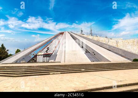 La Piramide di Tirana, costruita dal dittatore Enver Hoxha in una bella giornata estiva, Albania Foto Stock