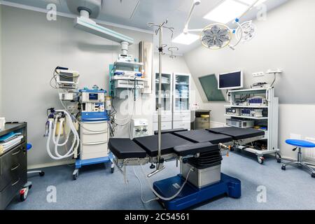 MOSCA - 14 DICEMBRE 2016: Sala operatoria vuota e moderna con attrezzature mediche. Foto Stock