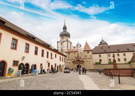 WURZBURG, GERMANIA - 18 GIUGNO 2016: La Fortezza di Marienberg a Wurzburg in una bella giornata estiva, Germania, il 18 giugno 2016 Foto Stock