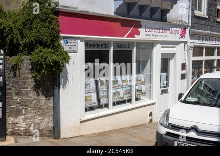 Luscombe Maye Estate Agents storefront, Totnes, UK Foto Stock