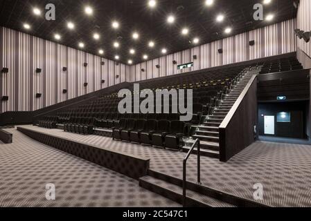 Mosca - 21 luglio 2014: Vista panoramica di una sala cinema vuota. Design contemporaneo di auditorium cinematografico. All'interno del comodo teatro. Panorama del Foto Stock