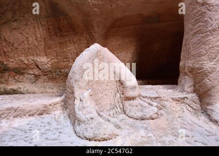 Gambe di cammello - resti di scultura antica nella stazione caravan di Alexendros a Petra. Esempio di arte antica, l'opera di persona di nome Sabinos Foto Stock