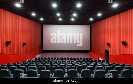 Mosca - 21 luglio 2014: Vista panoramica di una sala cinema vuota con schermo. Design contemporaneo di auditorium cinematografico. Panorama del film moderno thea Foto Stock