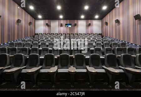 Mosca - 24 luglio 2014: Vista panoramica frontale dei posti a sedere nella sala cinema vuota. Design contemporaneo di auditorium cinematografico. All'interno del comodo teatro. Panoramica Foto Stock