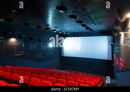 Vista panoramica di una lussuosa sala cinematografica vuota con schermo. Auditorium cinematografico dal design contemporaneo con luce LED. Panorama del moderno confortevole Foto Stock