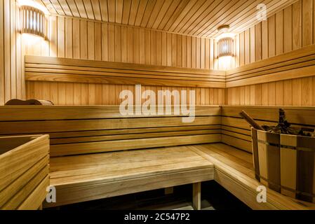 Interni con sauna classica in Russia. Sauna in legno bella e pulita. Moderno bel bagno per trattamenti spa caldi. Accogliente sauna finlandese in hotel o in soggiorno Foto Stock