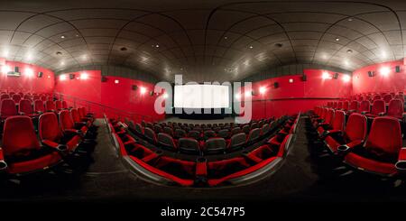 Mosca - 14 febbraio 2012: Panorama a 360 gradi di una moderna sala cinematografica. 360 vista sferica dell'interno del cinema con sedili rossi. Panorami senza interruzioni Foto Stock