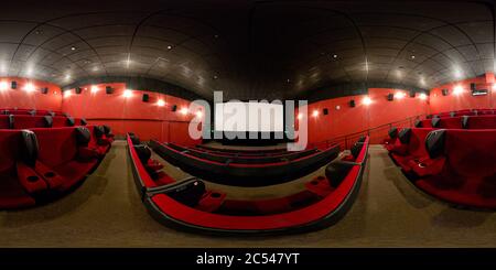 360 gradi di panorama di una moderna sala cinema. 360 vista sferica dell'interno del cinema con sedili rossi. Panoramica senza interruzioni con equirettangolare Foto Stock