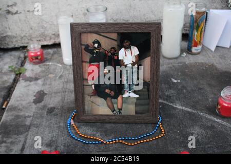 27 giugno 2020, U.S: Vittime di sparare a CHOP/CHAZ, SEATTLE: Un ragazzo di 15 anni soprannominato Pocket è stato ucciso e suo fratello, 14 anni Rob, in terapia intensiva dopo essere stato ferito criticamente, anche da un proiettile. Foto presso il sito commemorativo dove le sparatorie si sono verificate durante le prime ore del mattino del 29 giugno presso la zona occupata di Capitol Hill (CHOP), chiamata anche zona autonoma di Capitol Hill (CHAZ), una zona a sei isolati nel quartiere di Capitol Hill di Seattle, Che sono stati occupati dai manifestanti dal maggio 25, quando si sono riuniti in risposta all'uccisione della polizia di George Floyd. Entrambi i ragazzi erano senza casa e li Foto Stock