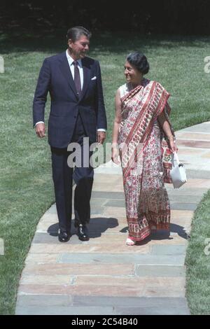 Il primo ministro indiano Indira Gandhi con il presidente degli Stati Uniti Ronald Reagan nel 1982. Foto Stock