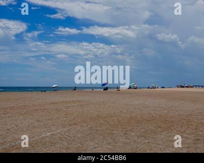 Gruppi di persone, ombrelloni colorati, da lontano, rilassarsi sulla spiaggia di Anastasia state Park, St. Augustine, Stati Uniti sulla costa atlantica della FLA. Foto Stock