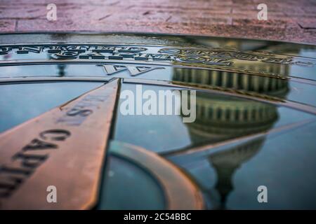 La cupola del Campidoglio degli Stati Uniti si riflette nell'acqua Foto Stock