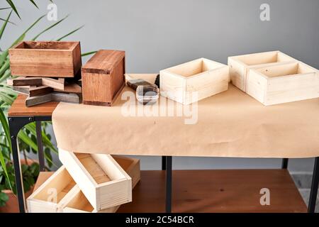 Un set di fustellati di scatole di legno per composizioni floreali. Officina di legno per piccole imprese. Nel vostro lavoro, usate le macchie o i conservanti del legno a. Foto Stock