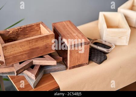 Un set di fustellati di scatole di legno per composizioni floreali. Officina di legno per piccole imprese. Nel vostro lavoro, usate le macchie o i conservanti del legno a. Foto Stock