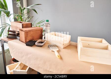 Un set di fustellati di scatole di legno per composizioni floreali. Officina di legno per piccole imprese. Nel vostro lavoro, usate le macchie o i conservanti del legno a. Foto Stock