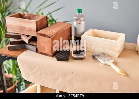 Un set di fustellati di scatole di legno per composizioni floreali. Officina di legno per piccole imprese. Nel vostro lavoro, usate le macchie o i conservanti del legno a. Foto Stock