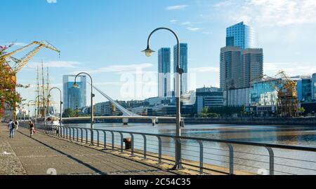 Regione Puerto Madero nella città di Buenos Aires, costa del golfo La Plata. Buenos Aires, Argentina Foto Stock