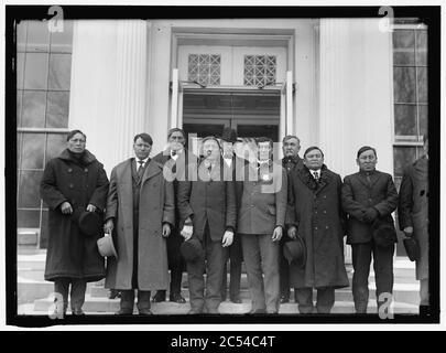 INDIANI, AMERICANI. HIGH PIPE; CHARLES TACKETT; HOLLOW HORN BEAR, JR.; WILLIAM THUNDERHAWK; SENATORE STERLING DEL SOUTH DAKOTA; EUGENE LITTLE; RUBEN QUICK BEAR; HENRY HORSE LOOKING; SILAS Foto Stock