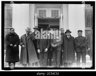 INDIANI, AMERICANI. HIGH PIPE; CHARLES TACKETT; HOLLOW HORN BEAR, JR.; WILLIAM THUNDERHAWK; SENATORE STERLING DEL SOUTH DAKOTA; EUGENE LITTLE; RUBEN QUICK BEAR; HENRY HORSE LOOKING; SILAS Foto Stock