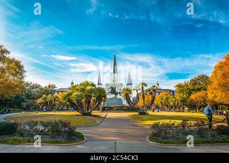 La Cattedrale di St. Louis di New Orlean in Jackson Square incorniciata da alberi di arancio nel tardo pomeriggio d'autunno Foto Stock