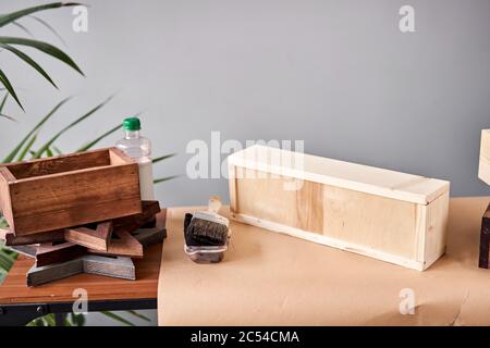 Un set di fustellati di scatole di legno per composizioni floreali. Officina di legno per piccole imprese. Nel vostro lavoro, usate le macchie o i conservanti del legno a. Foto Stock