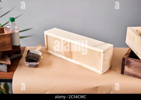 Un set di fustellati di scatole di legno per composizioni floreali. Officina di legno per piccole imprese. Nel vostro lavoro, usate le macchie o i conservanti del legno a. Foto Stock