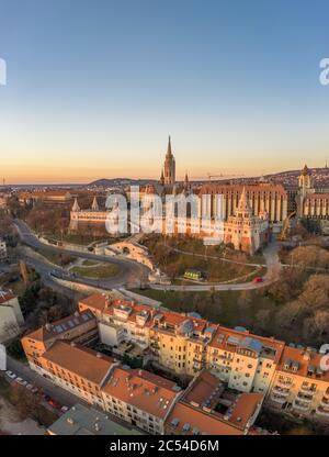 Foto aerea di un drone della Chiesa di Mattia sulla collina di Buda durante l'alba di Budapest Foto Stock