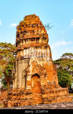 Prang pendente a Wat Mahathat, Ayutthaya, Thailandia Foto Stock