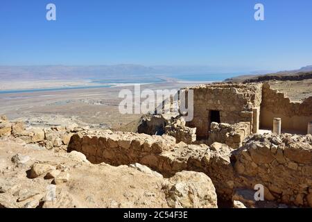 Vista dalle rovine della fortezza zelota Masada sul Mar Morto. Deserto della Giudea, Israele Foto Stock