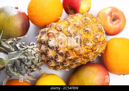 Arance di ananas e limoni giacciono sul ghiaccio. Agrumi su ghiaccio Foto Stock