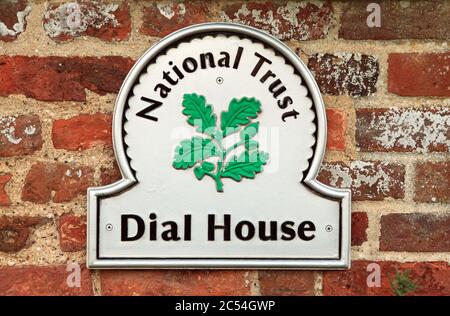 Dial House, segno di fiducia nazionale, emblema, Brancaster Staithe, Norfolk, Inghilterra, Regno Unito Foto Stock