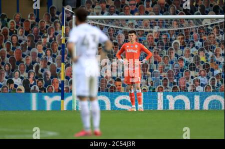 Il portiere Illan Meslier di Leeds United si trova a dover sfidare dopo che Luton Town ha segnato il loro primo gol della partita durante la partita del campionato Sky Bet a Elland Road, Leeds. Foto Stock