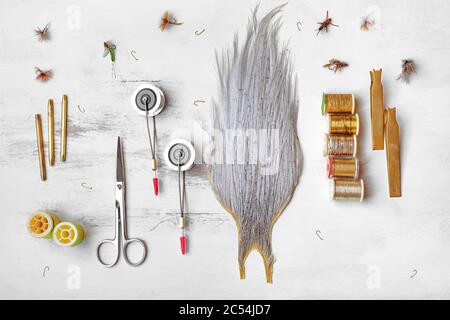 materiali e attrezzi per legare i lures su un tavolo di legno. concetto di hobby Foto Stock