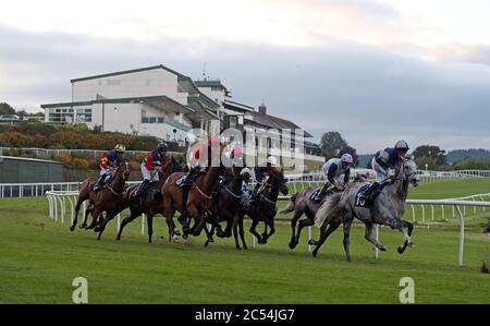 Corridori e piloti si girano in curva nel B J Llewellyn Racing handicap all'ippodromo di Chepstow. Foto Stock