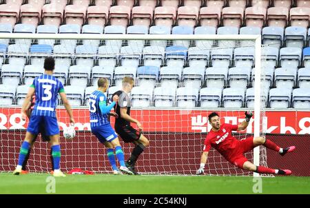 Ryan Shawcross di Stoke City (seconda a destra) segna un gol durante la partita del campionato Sky Bet allo stadio DW, Wigan. Foto Stock