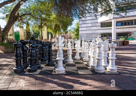 Tucson, AZ - 26 novembre 2019: Il set di scacchi a grandezza naturale si trova in un parco pubblico conosciuto come Jácome Plaza nel cuore del centro. Foto Stock