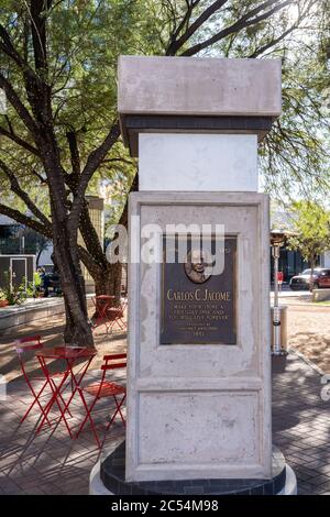 Tucson, AZ - 26 novembre 2019: Lapide di bronzo commemorativa per Carlos C. Jacome in Plaza Jácome nel cuore del centro. Foto Stock