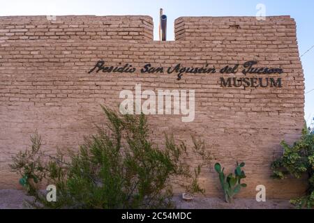 Tucson, AZ - 26 novembre 2019: Il Museo Presidio San Agustín del Tucson è una ricostruzione della fortezza originale costruita nel 1775, che fu la fonderia Foto Stock