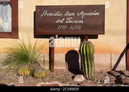 Tucson, AZ - 26 novembre 2019: Segno del Presidio San Agustín del Tucson Museum, una ricostruzione della fortezza originale costruita nel 1775, la fondazione Foto Stock