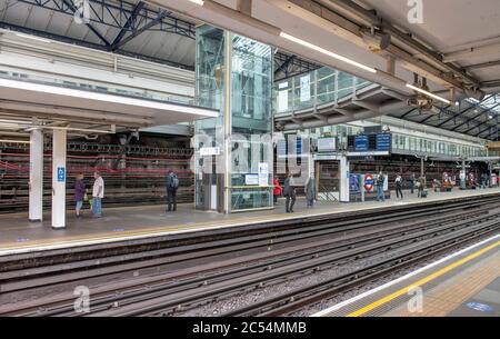 30 giugno 2020. Passeggeri sulla piattaforma della stazione della metropolitana di Earl's Court durante il blocco di Coronavirus a Londra UK Foto Stock