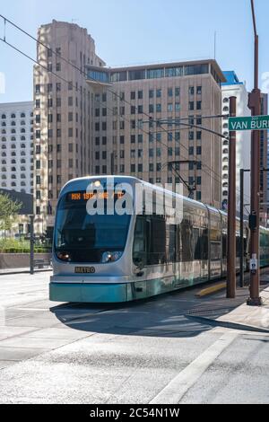 Phoenix, AZ - 30 novembre 2019: Il veicolo ferroviario leggero Valley Metro utilizza un sistema di diffusione elettrica a energia pulita. Foto Stock